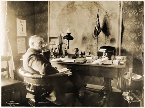 Амундсен в своём рабочем кабинете в усадьбе «Ураниенборг». 7 марта 1910 года