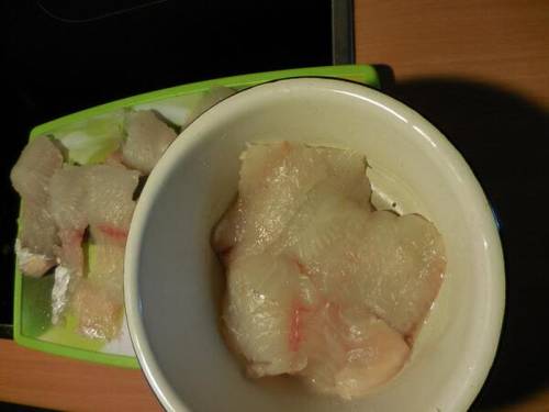 Рыбное филе без кожи, разделанное на порционные кусочки