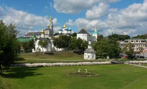 Свято-Троицкая Сергиева лавра — крупнейший мужской монастырь Русской православной церкви