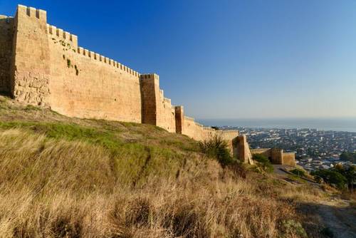 Стена крепости Нарын-Кала и вид города Дербента, Дагестан