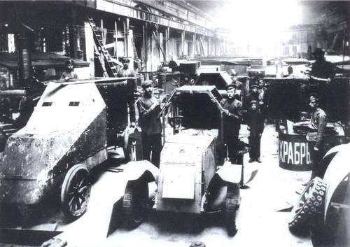 «Остины» бронируются на Ижорском заводе. Слева Мгебров-Уайт