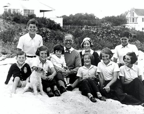 Семья Кеннеди в Хианнисе, Порт Массачусетс, с Джоном Кеннеди вверху слева в белой рубашке. 1931 г.