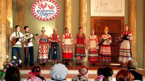 Выступление «Берегини» на Первом фольклорном фестивале «Наследники традиций» (дизайн логотипа - В. Журавлёв)