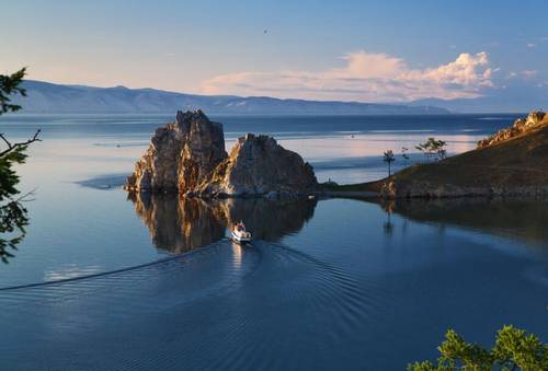 Мыс Бурхан и Шаман Скала на острове Ольхон, озеро Байкал