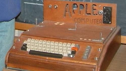 Apple I с клавиатурой и в деревянном корпусе