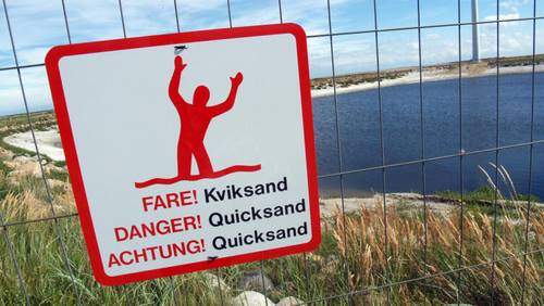 Предупреждающий знак возле зыбучих песков