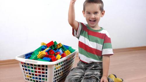 Как заставить ребенка убирать игрушки?