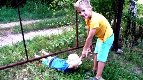 Даня вытаскивает Сашка из-под ворот