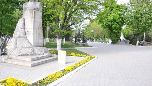 Памятник А. Г. Головко в городе Прохладном