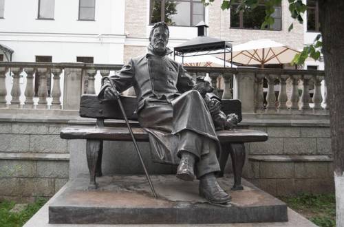 Бронзовая статуя А. П. Чехова в Звенигороде
