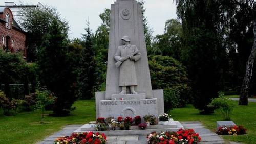 «Норвегия благодарит», такая короткая надпись выбита на памятнике советским воинам