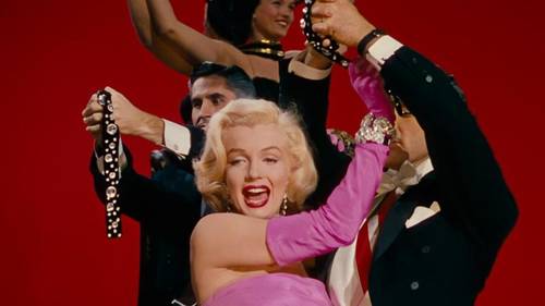 Знаменитые кинонаряды. Как Мэрилин Монро шокировала публику розовым цветом и прозрачными платьями?