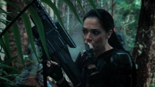 Земля еще зеленая  и цветет буйными красками