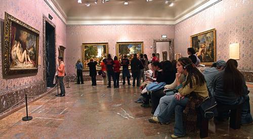 Картины Тициана на выставке в Прадо (слева направо: Даная и золотой дождь, Поклонение Венере, Вакханалия, Венера и Адонис)