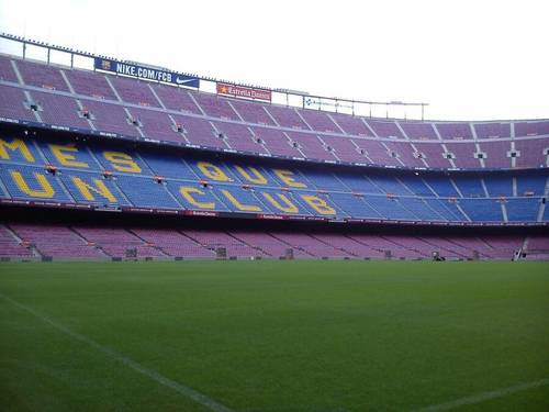 Футбольное поле стадиона Camp Nou