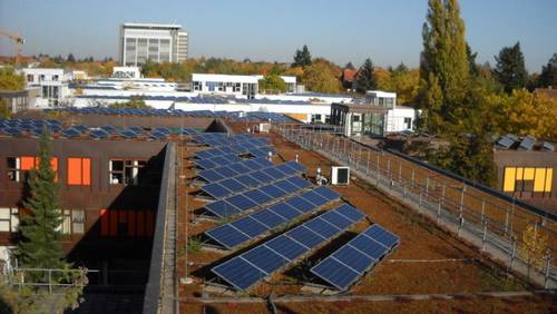 Солнечные батареи на крыше Свободного университета в Берлине