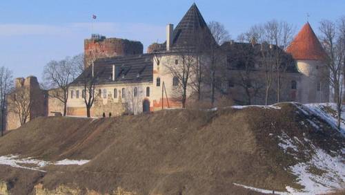 На небольшом полуострове, в месте слияния Мемеле и Мусы, в 1438 г. началось строительство Бауского замка