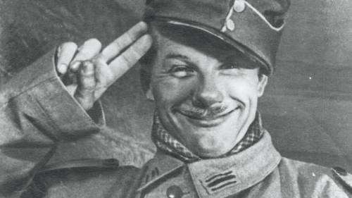 Кадр из фильма «Новые похождения Швейка», 1943 г. В роли Швейка — Борис Тенин