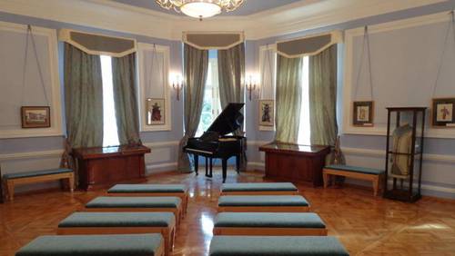 Безвестие на родине, известность в мире... Выставочный зал Краеведческого музея Ораниенбаума с экспонатами, посвящёнными гениальному земляку